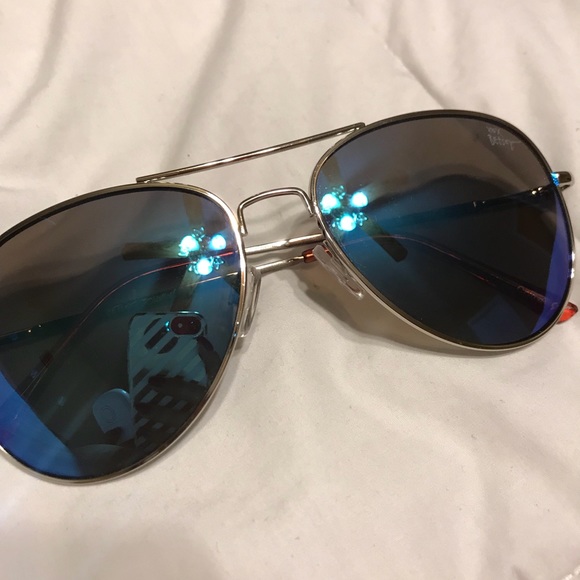 Betsey Johnson Accessories - Betsey Johnson Polarized Aviator Sunglasses